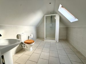 Ensuite shower to Guest Bedroom- click for photo gallery